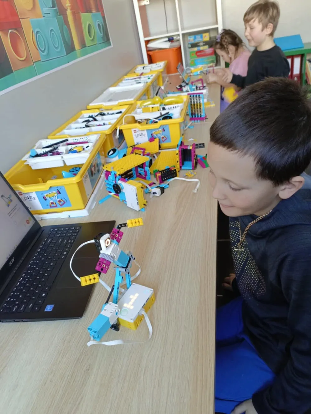 Dziecko buduje robota z klocków LEGO na zajęciach Talent School