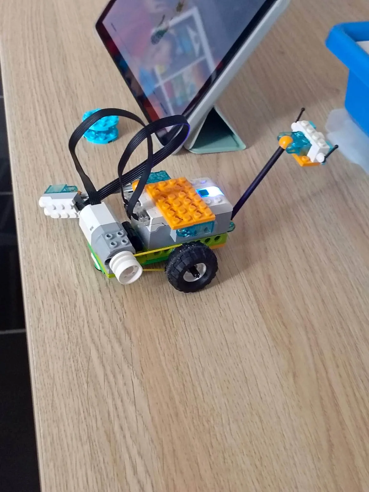 Pojazd zbudowany z LEGO WeDo