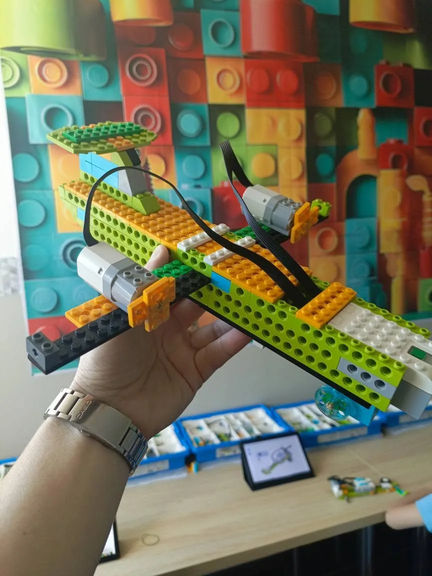 Samolot zbudowany z klocków LEGO na zajęciach robotyki